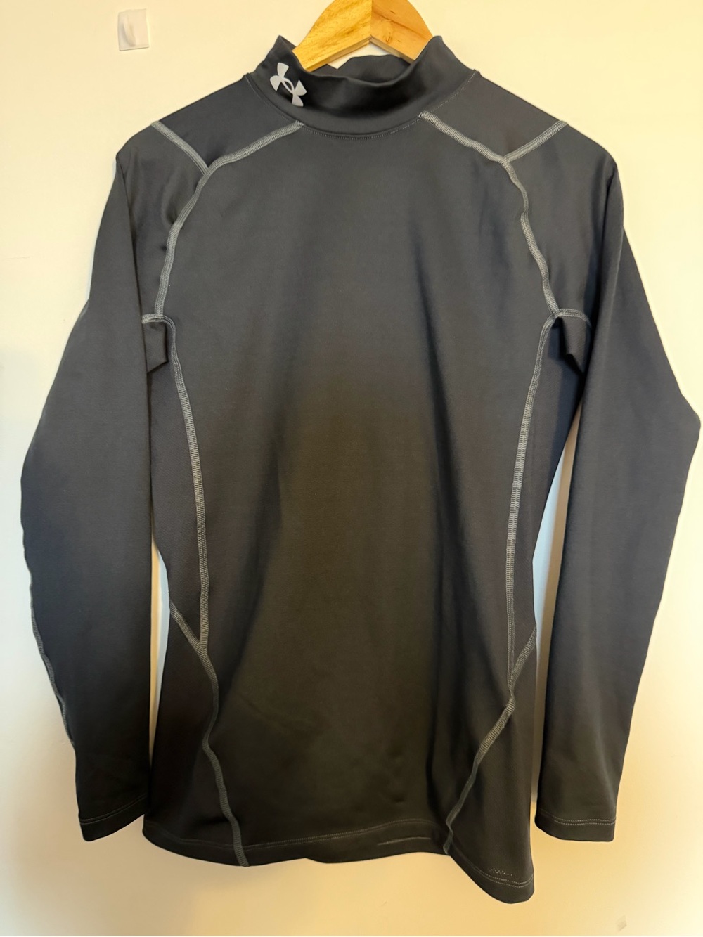 Under Armour Men's Long-Sleeve Black Rash Guard with Contrast Stitching